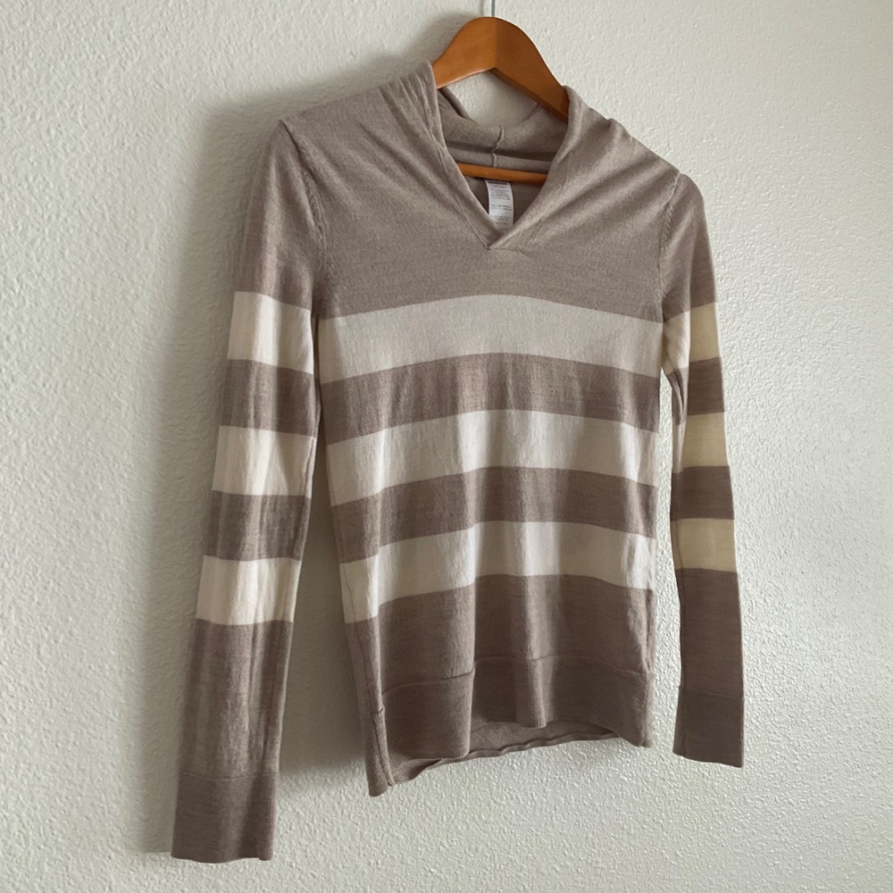Patagonia Women’s Lightweight Merino V-Neck - Picture 4 of 4